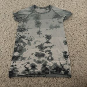 lululemon athletica Women's Short Sleeve Tie-Dye Tee in Gray and White